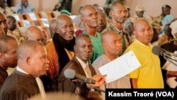 Haya Amadou Sanogo, chef de l’ex-junte malienne, troisième à droite, comparait à côté de ses avocats et de ses accusés devant la cour d'assises de Sikasso, dans le sud du Mali, 6 décembre 2016. (VOA/Kassim Traoré) 