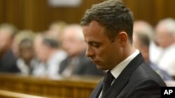 Oscar Pistorius akan dibebaskan dari penjara pekan depan dan dipindahkan ke tahanan rumah (foto: dok).