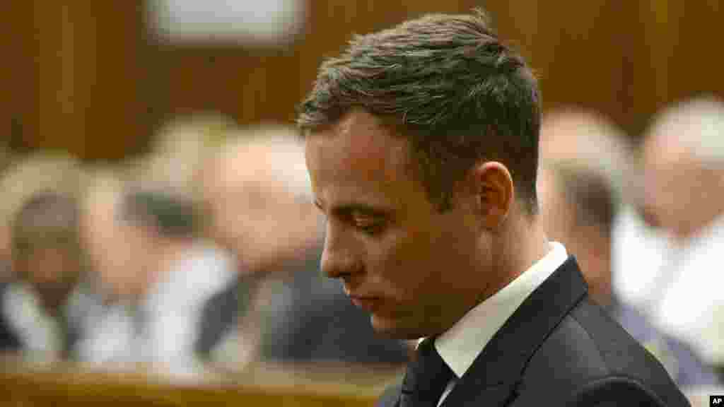 Oscar Pistorius à la barre, au moment où la juge Thokozile Masipais prononce la sentence condamnant l'athlète (Pistorius) à cinq ans de prison, à Pretoria, Afrique du Sud, le 21 octobre 2014.