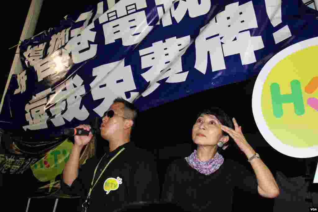 数万香港市民游行到政府总部集会抗议政府电视发牌黑箱作业(美国之音图片/海彦拍摄)