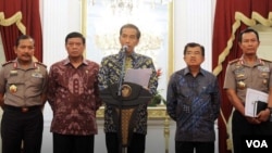 Presiden Jokowi didampingi Wapres Jusuf Kalla ketika mengumumkan Kepres Penugasan Wakapolri Komjen Badrodin Haiti sebagai pelaksana tugas Kapolri, di Jakarta (16/1).