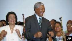 Une centaine d'"objets précieux" ayant appartenu à Nelson Mandela figurent au catalogue de la vente.