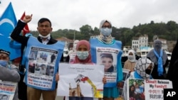 Warga Uyghur yang tinggal di Turki melakukan aksi protes terhadap kebijakan represif China di Xinjiang, dalam aksi di depan Konsulat China di Istanbul (foto: dok). 