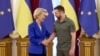 ARHIVA - Predsednik Ukrajine Volodimir Zelenski i predsednica Evropske komisije Ursula fon der Lajen rukuju se pre sastanka u Kijevu, 15. septembra 2022.