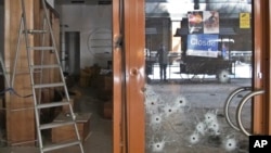 Tanda bekas tembakan tampak melobangi pintu kaca sebuah toko di Westgate Mal, Nairobi, Kenya, 1 Oktober 2013 (Foto: dok).