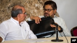  El presidente Juan Manuel Santos se reunió con los principales opositores al acuerdo, encabezados por el expresidente Álvaro Uribe, para recibir propuestas e iniciar una renegociación.