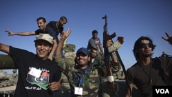 Pasukan NTC Libya merayakan kemenangan di kota Wadi Dinar (21/9).