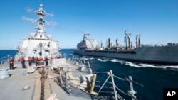 ARSIP - Foto bertanggal 24 Desember 2015 yang dirilis AL AS, kapal perusak USS Bulkeley tampak sedang mengisi bahan bakar di tengah laut dengan kapal bahan bakar USNS John Lenthall di Teluk Oman (foto: Spesialis Komunikasi Massa Kelasi Dua M.J. Lieberknecht/AL AS via AP)