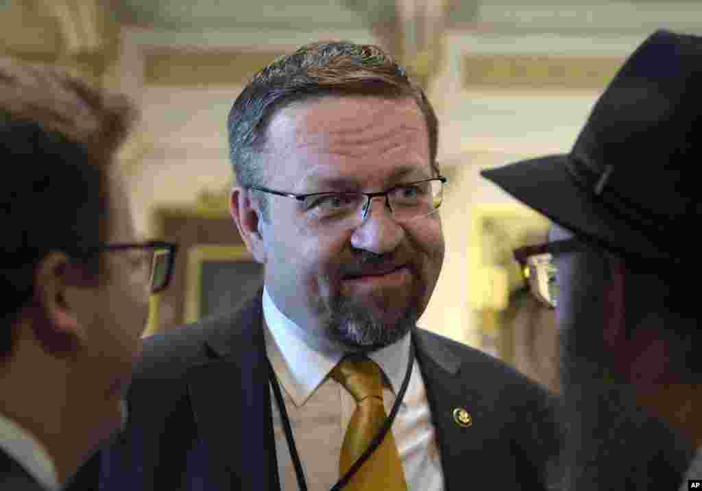 Le 25 août, l'ancien membre du personnel de Breitbart News et allié du stratège en chef Steve Bannon, nommé assistant adjoint du président Donald Trump, Sebastian Gorka, démissionne. Sebastian Gorka, alors assistant adjoint du président Donald Trump, s'entretient avec des personnes dans la salle des traités du bâtiment du bureau exécutif d'Eisenhower, à Washington, le 2 mai 2017.