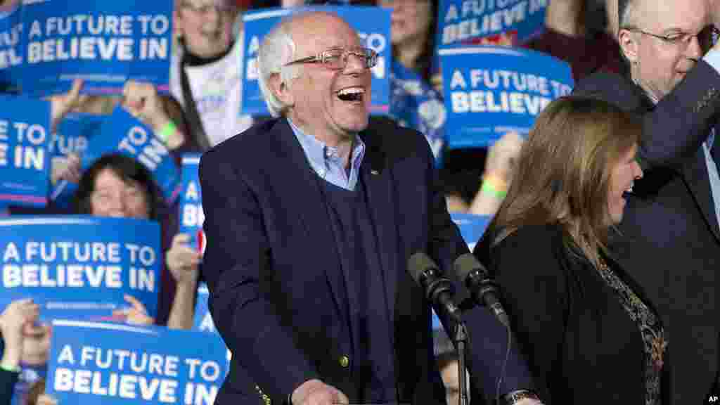 Bernie Sanders, l'autre candidat démocrate, prend la parole à Essex Junction, où se tient sa soirée électorale du "Super mardi", 1er mars 2016.