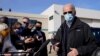 El presidente electo Joe Biden habla con la prensa antes de abordar un avión en el aeropuerto de New Castle, en Delaware, el martes 15 de diciembre de 2020.