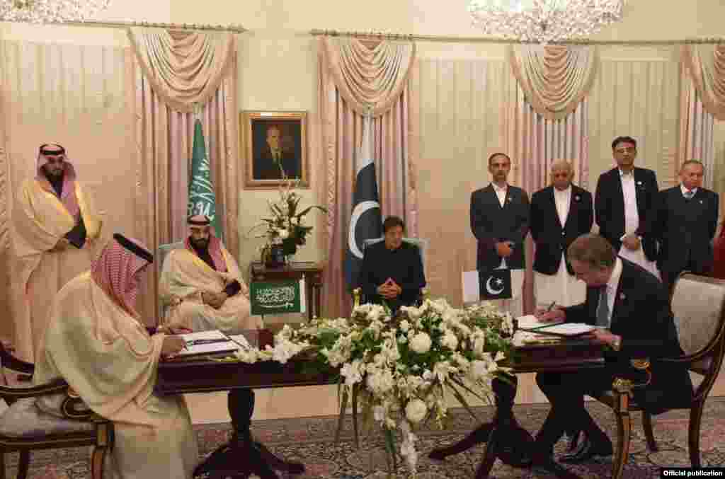 وزیر اعظم ہاؤس پہنچنے کے بعد دونوں ملکوں کے وزرا اور اعلیٰ اہلکاروں نے متعدد شعبوں میں دو طرفہ تعلقات کو آگے بڑھانے کیلئے مفاہمت کی یادداشتوں پر دستخط کئے۔