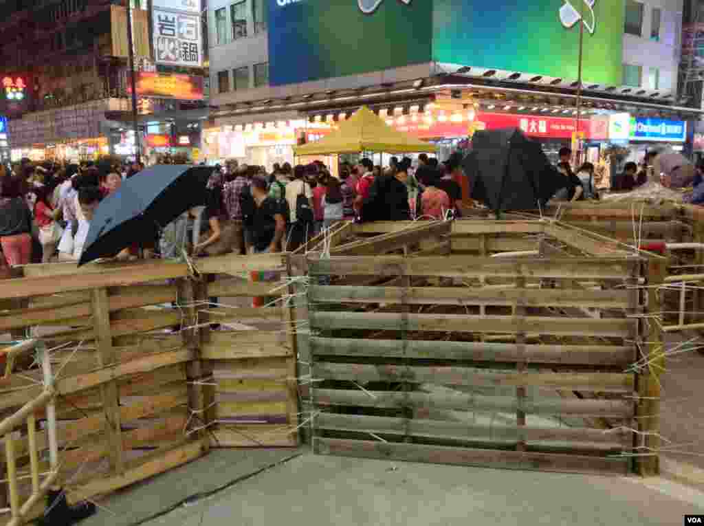 香港警民在旺角對峙 (美國之音海彥 拍攝)