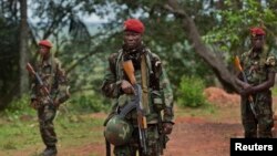 Des militaires de Centrafrique gardent un batiment avec les troupes locales ougandaises à Obo, chef-lieu de la préfecture du Haut-Mbomou, en Centrafrique le 29 avril 2012.