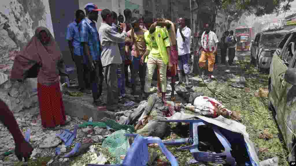 Des cadavres au sol apres l'attaque à Mogadiscio, en Somalie, le 13 mars 2017.