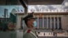 2020年5月25日, 一名解放軍軍人在北京人民大會堂前執勤.