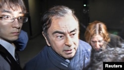 Mantan Pemimpin Nissan Motor, Carlos Ghosn saat meninggalkan kantor pengacaranya di Tokyo, Jepang, 3 April 2019. (Foto: dok). 