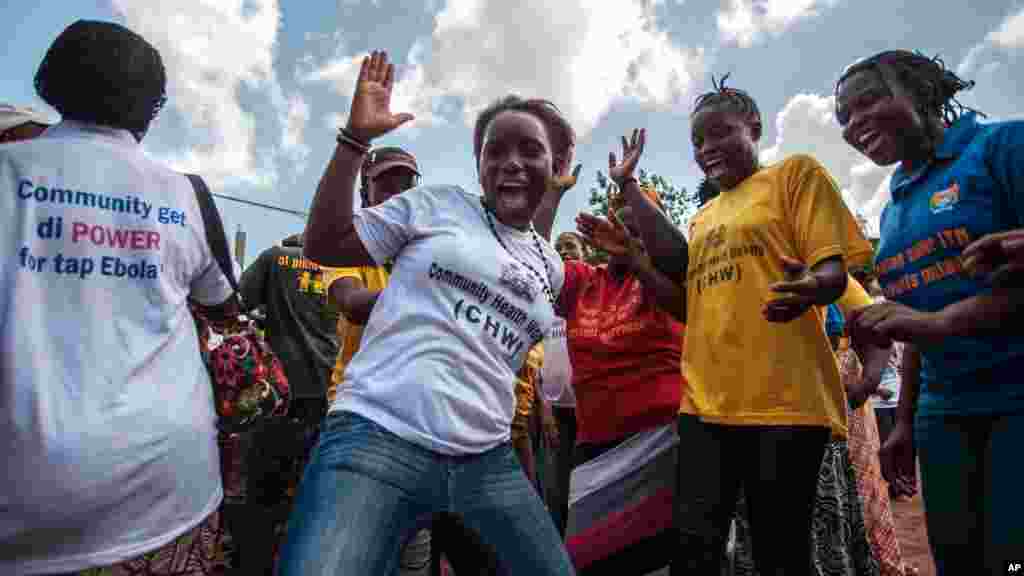 Des femmes jubilent à l’annonce de la fin de l’épidémie d’Ebola à Freetown, Sierra Leone, 7 novembre 2015. (AP Photo/Aurelie Marrier d'Unienvil)