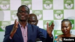 Roselyn Akombe, à droite d'Ezra Chiloba, directeur exécutif de la Commission électorale (IEBC), donne un discours à Nairobi, Kenya, 6 juillet 2017.