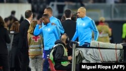 Le défenseur de Marseille Patrice Evra, exclu pour un violent coup de pied contre un supporter avant la rencontre d'Europa League à Guimaraes, 2 novembre 2017.