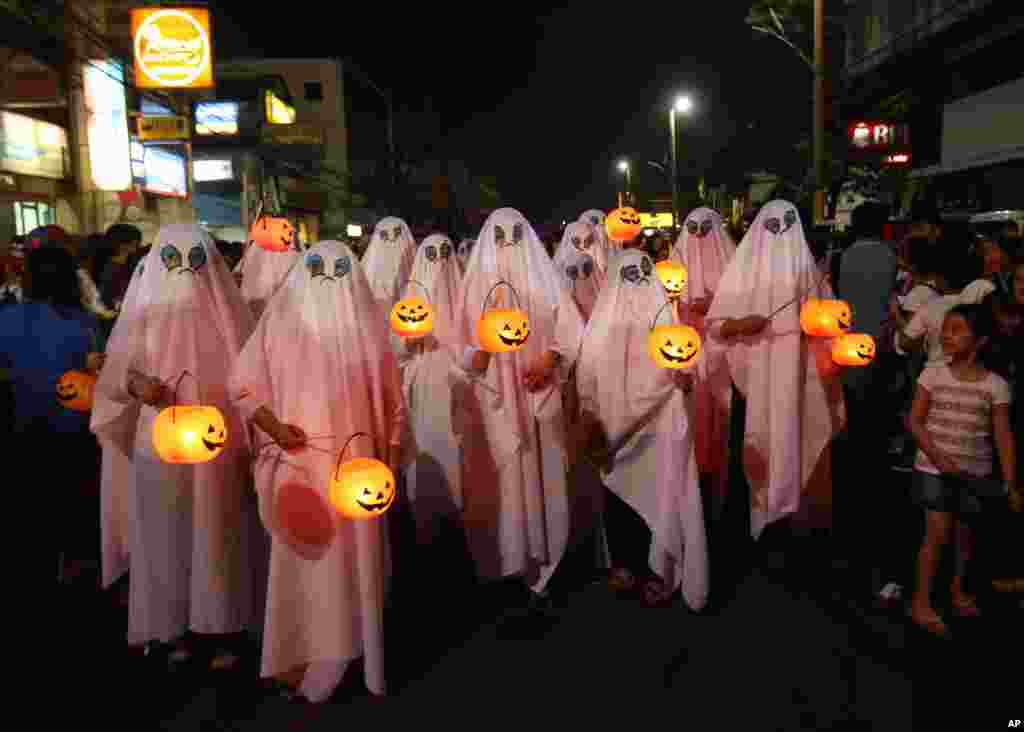 Orang-orang memakai kostum hantu dalam Parade Halloween di Manila, Filipina (30/10). (AP/Aaron Favila)