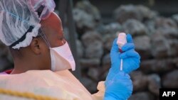 Une infirmière préparant un vaccin contre Ebola à Goma dans le Nord-Kivu en RDC, le 7 août 2019. (AFP) 