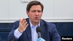 El gobernador de Florida, Ron DeSantis, en conferencia de prensa en el Centro de Convenciones de Miami Beach, el 8 de abril 2020.