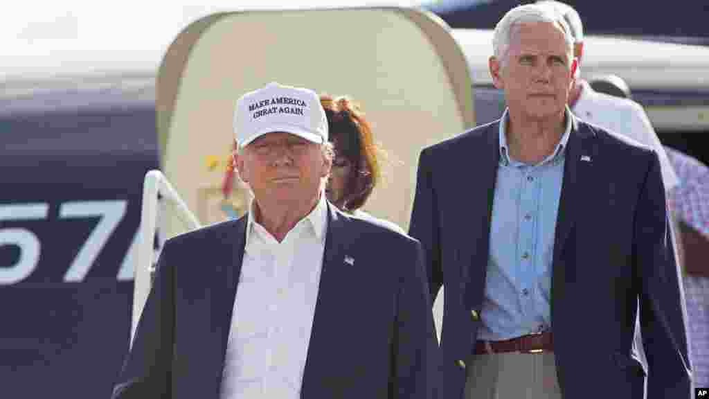 Le candidat républicain Donald Trump et son colistier, Mike Pence, descendent de l'avion, Baton Rouge, Louisiane, le 19 août 2016.