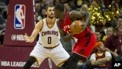 Pascal Siakam, à droite, contre Kevin Love des Cavaliers, Cleveland, Ohio, le 13 octobre 2016. 