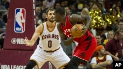 Le Camerounais Pascal Siakam des Toronto Raptors, à droite, contre Kevin Love des Cleveland Cavaliers, Cleveland, Ohio, le 13 octobre 2016.
