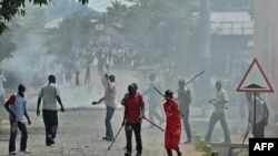Bamwe mu Rwaruka rw'imbonerakure rwitwaje ibibando mu 2015. Aha, rwahangana na bamwe mu bari mu myiyerekano yo kwiyamiriza Perezida Nkurunziza 