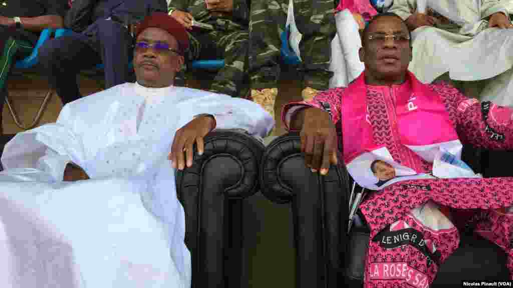 Le president du Niger, Mahamdou Issoufou, et Pascal Affi N'Guessan du FPI au stade Seyni Kountché de Niamey, 18 février 2016 (VOA/Nicolas Pinault)
