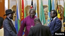 À droite Riek Machar, à gauche Salva Kiir, lors d'une prière à Addis Abada, le 9 mai 2014.