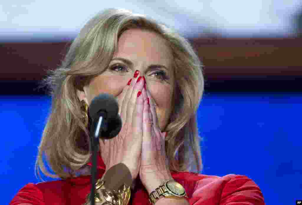 Ann Romney, istri kandidat presiden Partai Republik Mitt Romney, tiba di panggung untuk berpidato (28/8).
