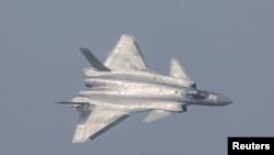 中国J-20隐形战机在广东珠海航空展亮相。（2016年11月1日）
