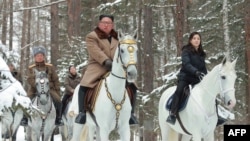김정은 북한 국무위원장이 백두산에 올라 무두봉밀영, 간백산밀영, 대각봉밀영을 비롯한 삼지연군안의 혁명전적지, 사적지들을 둘러봤다고 북한 관영 조선중앙통신이 4일 보도했다. 