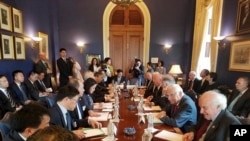 美国国会众议员Bill Pascrell的办公室提供的照片上，他和其他议员们与中国代表团讨论美中贸易（2018年5月）。