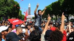 Warga Tunisia menggelar aksi protes di ibukota Tunis, menanggapi terbunuhnya pemimpin oposisi Mohamed Brahmi, Kamis (25/7).