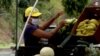 En Honduras la gente ha apelado a la iniciativa individual para intentar paliar de algún modo la crisis económica, que se ha profundizado con la COVID-19. [Foto: Oscar Ortiz Barahona/VOA].