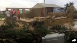 Warga berdiri di dekat rumah yang hancur akibat terpaan siklon Gita di Nuku’alofa, Tonga, Selasa, 13 Februari 2018.