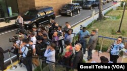 La prensa a la espera de la llegada de de las delegaciones durante el diálogo venezolano en Santo Domingo.