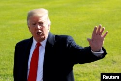 Presidente Donald Trump, habla con la prensa en la Casa Blanca ante de partir para un mitin de campaña en Houston, Texas, el lunes 22 de octubre de 2018.