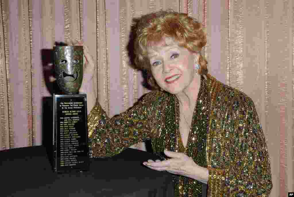 អ្នកស្រី Debbie Reynolds ដែលបានឈ្នះពានរង្វាន់ស្នាដៃពេញមួយជីវិត SAG កំពុងនៅក្រោយឆាកក្នុងកម្មវិធីប្រគល់ពានរង្វាន់ Screen Actors Guild ទី២១ ប្រចាំឆ្នាំនៅសាល Shrine Auditorium កាលពីថ្ងៃទី ២៥ មករា ២០១៥ ទីក្រុង Los Angeles។