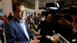 Sam Rainsy (kiri), pemimpin oposisi Kamboja dalam pengasingan tiba di Bandara Internasional Kuala Lumpur do Sepang, Malaysia, 9 November 2019. 