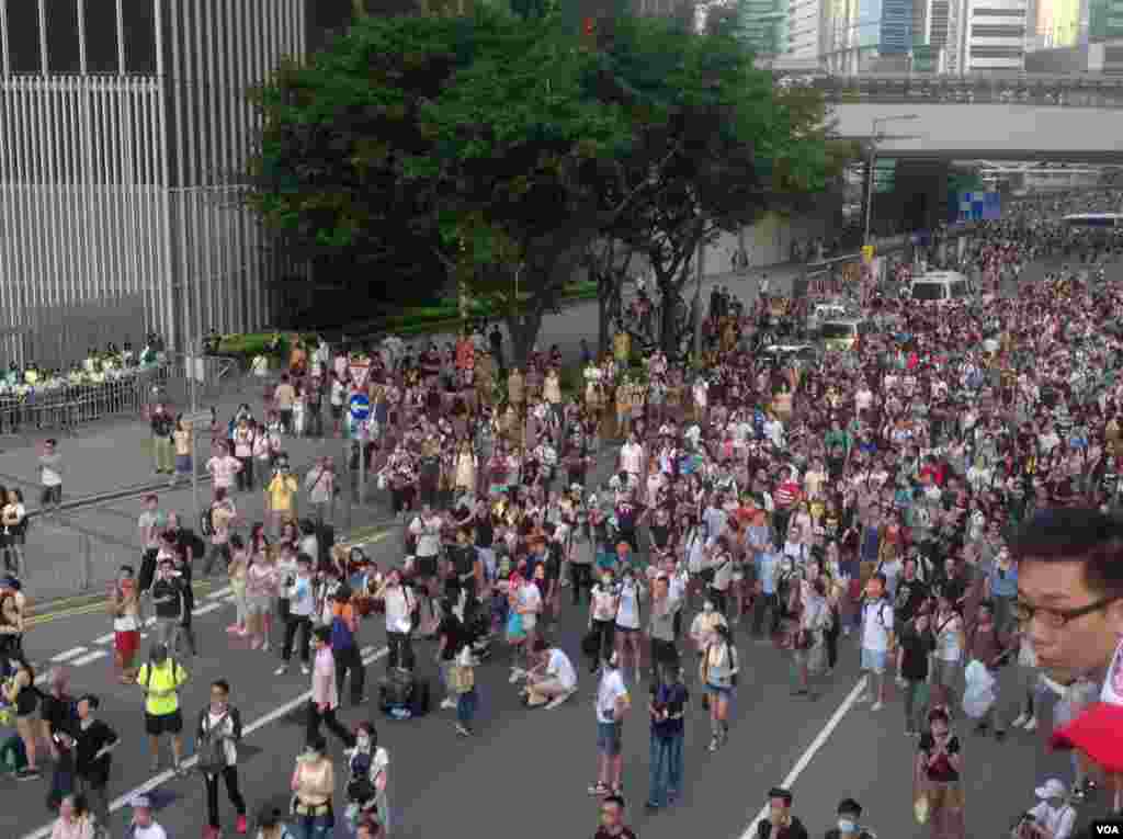 港人聲援佔中抗拒警方封鎖中環金鐘多處癱瘓(美國之音海彥拍攝)