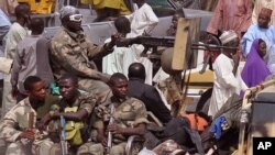 Tentara Nigeria melakukan patroli terhadap sebuah pasar di Maiduguri (27/1).