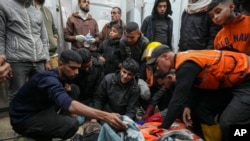 Palestinci žale nad tijelima radnika civilne odbrane, žrtava napada izraelske vojske u kampu Nuseirat, u bolnici Al-Aqsa Mučenika u Deir al-Balahu, centralni pojas Gaze, 16. decembar 2024.