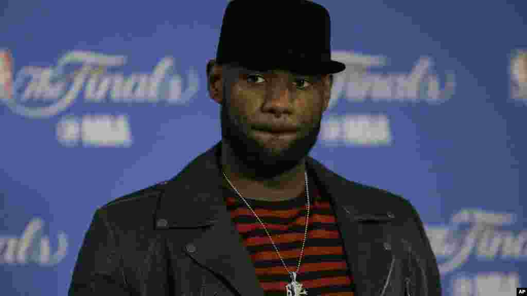 Le leader des Cavaliers de Cleveland, LeBron James, s'exprime lors d'une conférence de presse après le match à Oakland, en Californie, le 12 juin 2017.