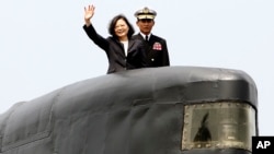 2017年3月21日，台湾总统蔡英文(左)来到南台湾的高雄左营海军基地，从剑龙级潜艇上挥手。
