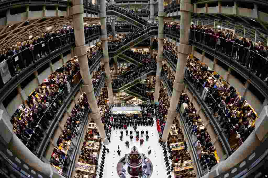 Para pialang saham dan pekerja di gedung Lloyd's di London mengheningkan cipta selama 2 menit untuk mengenang para pahlawan Inggris yang gugur dalam Perang Dunia II.